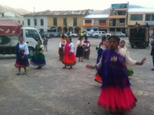 946342_645775105433168_1249598499_n